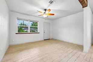 410 Magnolia St, Bastrop, TX 78602 - Photo 5