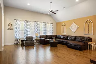 109 Buffalo View Ln, Georgetown, TX 78628 - Photo 17