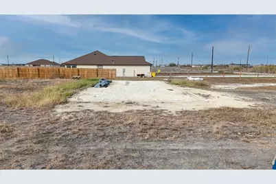 631 County Road 5715, Natalia, TX 78059 - Photo 3