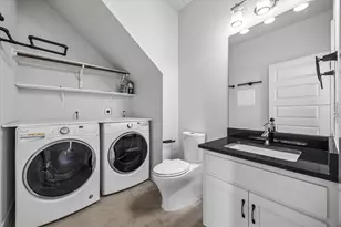 1182 Ridgeway Dr, Austin, TX 78702 - Photo 9