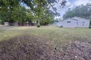815 Lizzie St, Taylor, TX 76574 - Photo 17