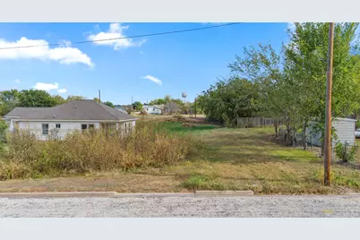 366 N Dallas Street, Giddings, TX 78942 - Photo 3