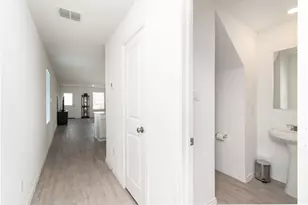 539 Commander Abbott Dr, Jarrell, TX 76537 - Photo 7