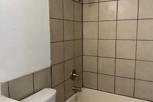 404 Lee St, Smithville, TX 78957 - Photo 7