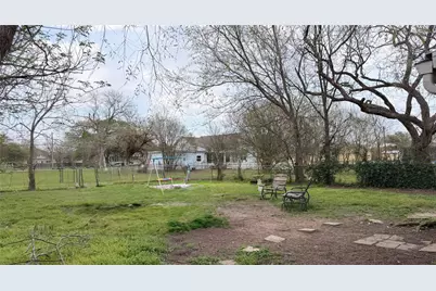 531 E Houston Street, Giddings, TX 78942 - Photo 11