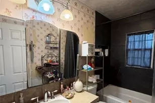 531 E Houston St, Giddings, TX 78942 - Photo 5