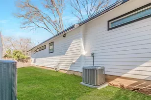 1130 Spur St, Austin, TX 78721 - Photo 23