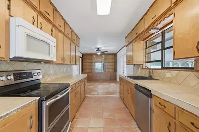 104 N Willis Street, Lampasas, TX 76550 - Photo 11