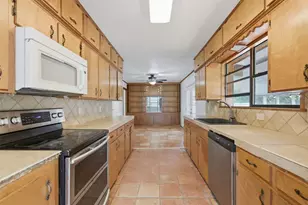 104 N Willis St, Lampasas, TX 76550 - Photo 11