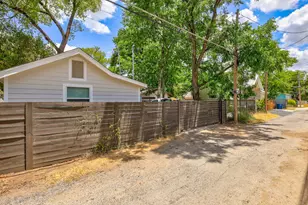 1105 E 3rd St, Austin, TX 78702 - Photo 33