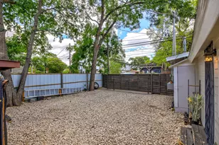 1105 E 3rd St, Austin, TX 78702 - Photo 23