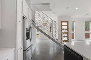 513 W Croslin St, Austin, TX 78752 - Photo 17