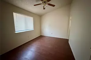 1510 S Medina St, Lockhart, TX 78644 - Photo 9