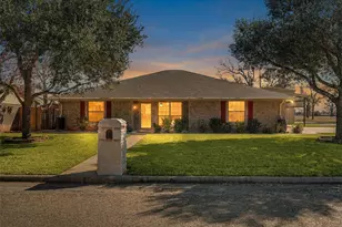 1601 Sunset Cir, Cameron, TX 76520 - Photo 1