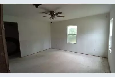 112 W Ila Street, Elgin, TX 78621 - Photo 9