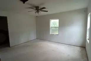 112 W Ila St, Elgin, TX 78621 - Photo 9