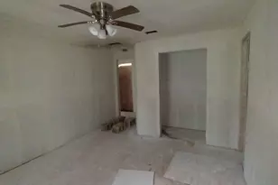 112 W Ila St, Elgin, TX 78621 - Photo 11