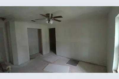 112 W Ila Street, Elgin, TX 78621 - Photo 5