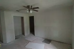 112 W Ila St, Elgin, TX 78621 - Photo 5