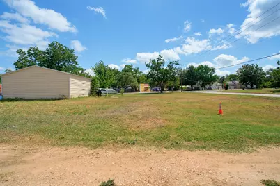 127 E Davilla Avenue, Rockdale, TX 76567 - Photo 9