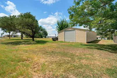 127 E Davilla Avenue, Rockdale, TX 76567 - Photo 3