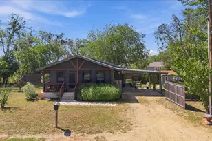 706 Jones St, Smithville, TX 78957 - Photo 5