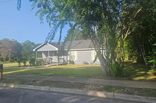 606 Trinity St, Lockhart, TX 78644 - Photo 3