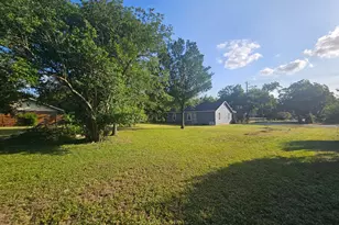 606 Trinity St, Lockhart, TX 78644 - Photo 23