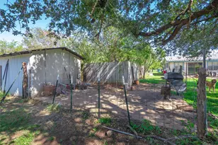 906 E Brown St, Llano, TX 78643 - Photo 25