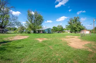 906 E Brown St, Llano, TX 78643 - Photo 21