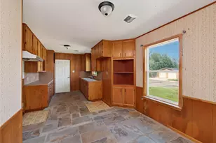 906 E Brown St, Llano, TX 78643 - Photo 9