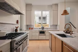 704 E 46th St, Austin, TX 78751 - Photo 11