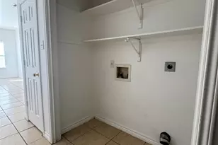 609 M L K Dr, Elgin, TX 78621 - Photo 7