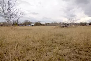 150 W Callaway Ct, Lockhart, TX 78644 - Photo 3