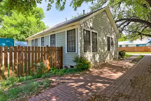 809 E 44th St, Austin, TX 78751 - Photo 33