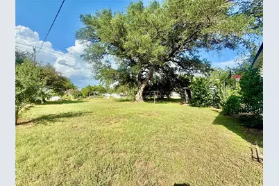 1133 N Avenue C, Elgin, TX 78621 - Photo 13