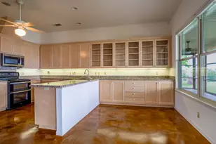 736 W Lakecrest Dr, Bluffton, TX 78607 - Photo 9