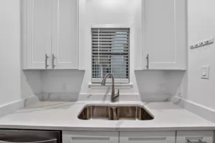 712 Graham Pl, Austin, TX 78705 - Photo 9