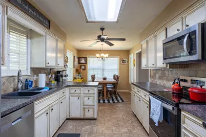 704 E 16th Street, Cameron, TX 76520 - Photo 9