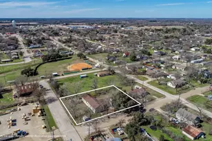 1502 W 9th St, Caldwell, TX 77836 - Photo 1