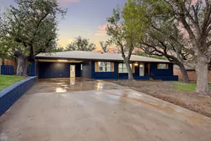 1305 W 1st St, Lampasas, TX 76550 - Photo 3