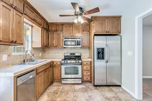 609 Cottonwood St, Lockhart, TX 78644 - Photo 1