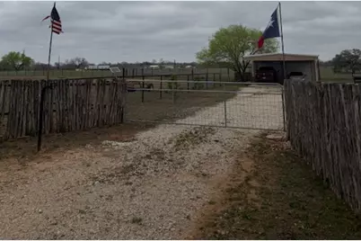 100 County Road 423, Stockdale, TX 78160 - Photo 7