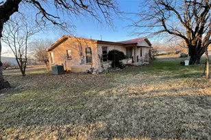 909 Fannin St, Nocona, TX 76255 - Photo 5