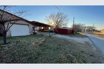 909 Fannin Street, Nocona, TX 76255 - Photo 3