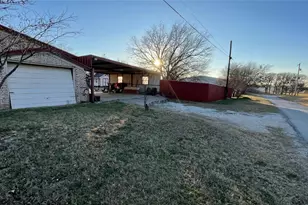 909 Fannin St, Nocona, TX 76255 - Photo 3