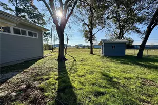 813 Central Ave, Elgin, TX 78621 - Photo 3