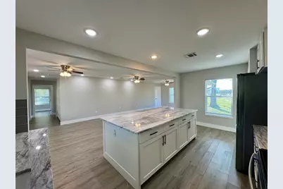 813 Central Avenue, Elgin, TX 78621 - Photo 9