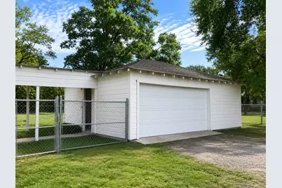 940 Plum Street, Lockhart, TX 78644 - Photo 3