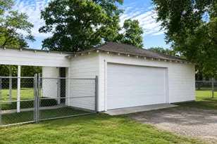 940 Plum St, Lockhart, TX 78644 - Photo 3